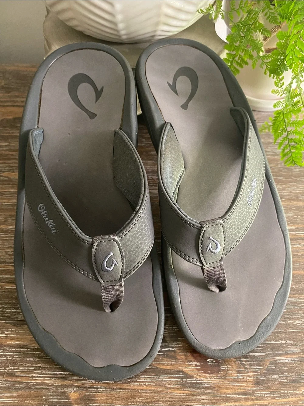 OluKai Mens Ohana Sandals Water Resistant Flip Flops Arch Support 8 Pavement